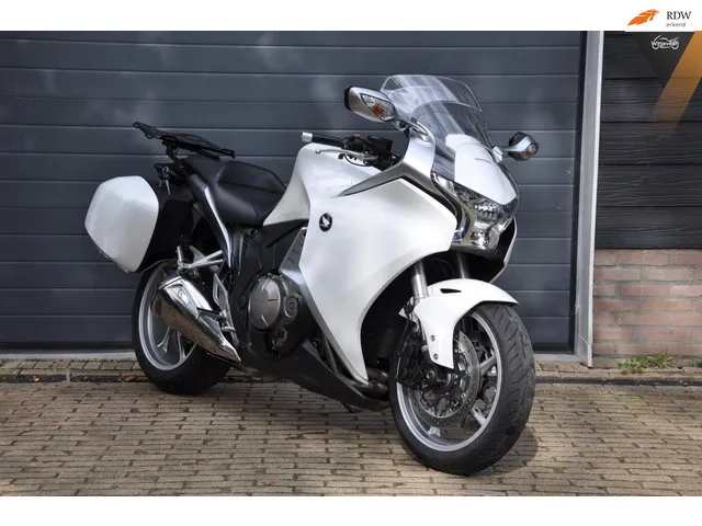 honda-vfr1200f-7374-1