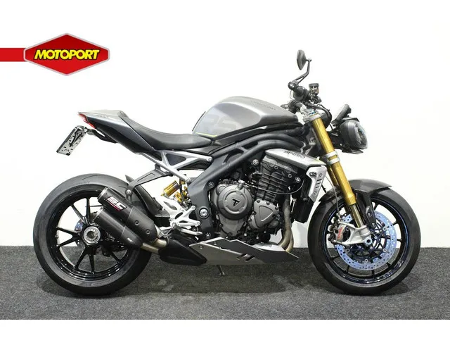 triumph-speed-triple-1200-rs-8347-1